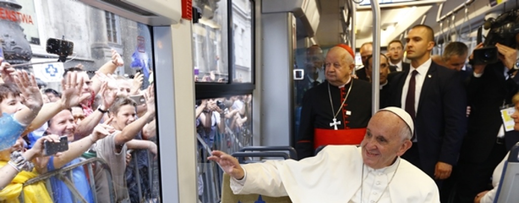 Francisco como un peregrino usa el tranv�a de Cracovia