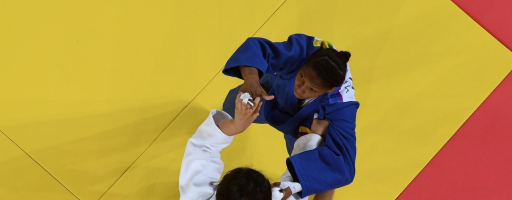 Yuri Alvear brinda una medalla de plata a Colombia