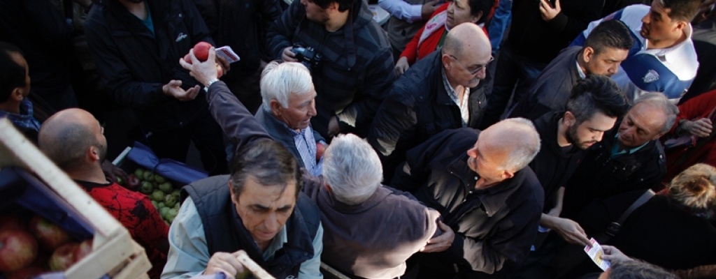 Argentina: productores protestan regalando 10 toneladas de peras y manzanas