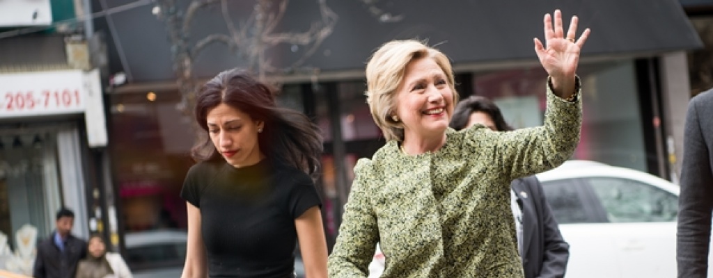 Asesora de Clinton se separa de su marido tras revelaciones sobre mensajes sexuales