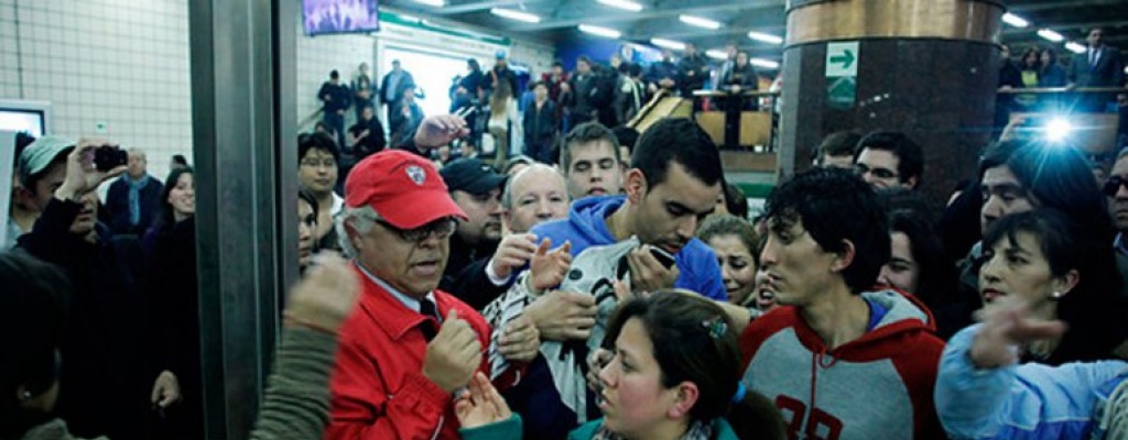 Miles de evacuados por una falla el�ctrica en el metro de Chile