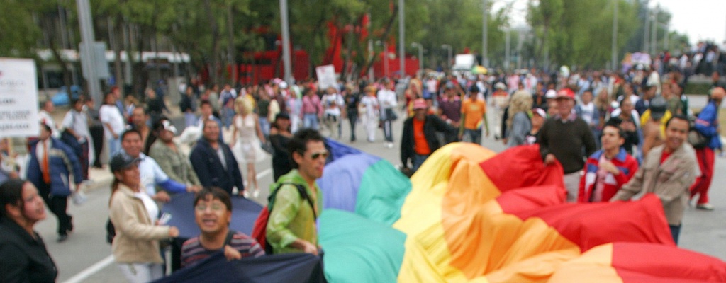 "Besazo" frente a bar de Buenos Aires por discriminar lesbianas 