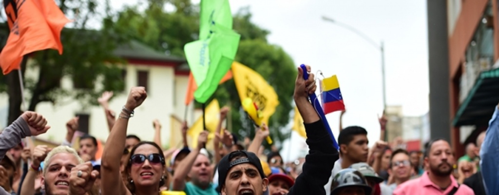 Opositores y chavistas marchan -en Venezuela en tensi�n por referendo contra Maduro