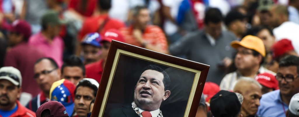 Oficialistas marcharon y develaron estatua de Ch�vez en sede de Cumbre MNOAL 