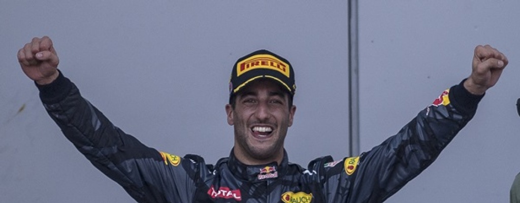 Ricciardo gana, Rosberg refuerza su liderato por abandono de Hamilton