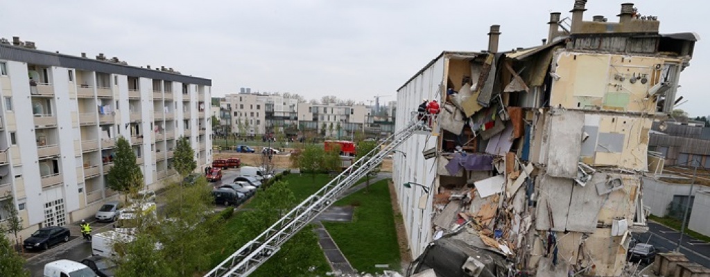 Dos muertos y 12 heridos en la explosi�n de un edificio cerca de Par�s