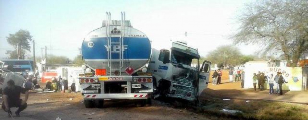 Once muertos en Argentina tras choque entre combi y cami�n