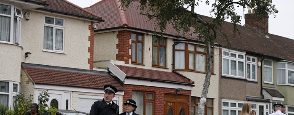 Encuentran a una mujer decapitada con un machete en el jard�n de su casa en Londres