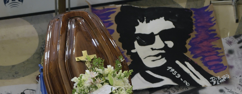 Fan�ticos dan el adi�s a Gustavo Cerati en la Legislatura Porte�a