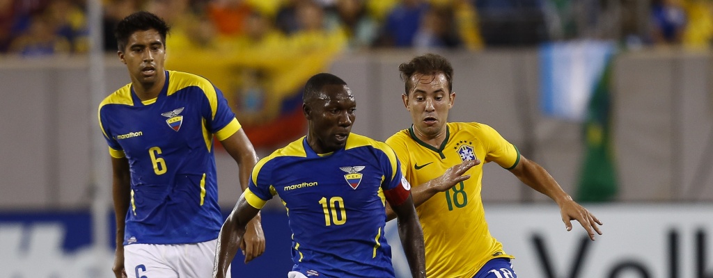 Brasil gan� a Ecuador pero sigue sin brillar