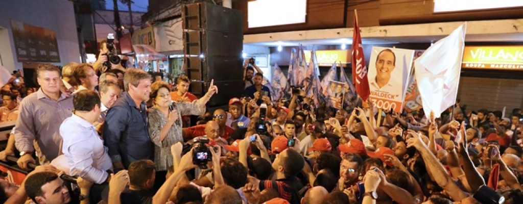 Rousseff visit� una favela y fue recibida entre piedras y aplausos
