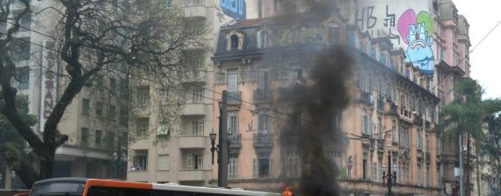 Gases, proyectiles y llamas en el desalojo de edificio en centro de San Pablo