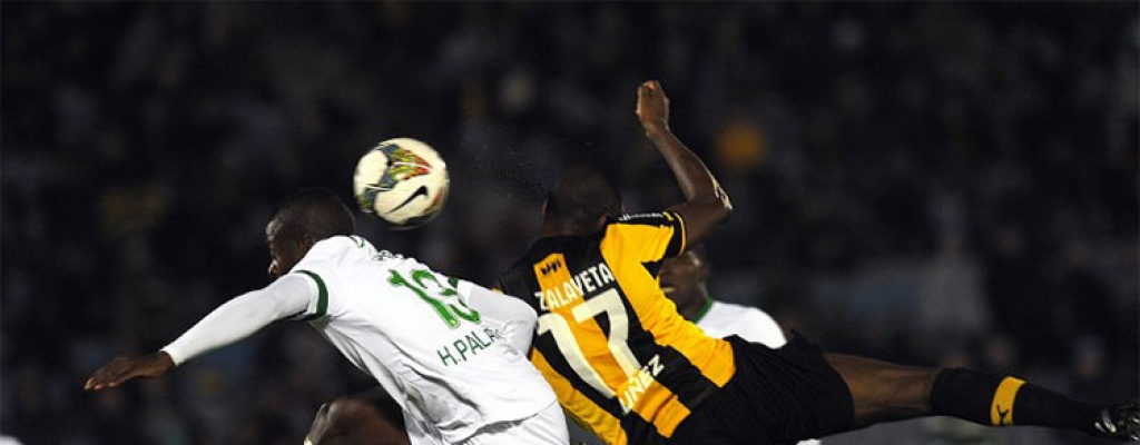 Pe�arol igual� 2-2 ante Deportivo Cali y complic� su clasificaci�n