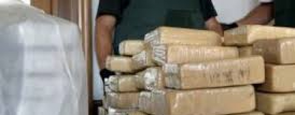 Dos encarcelados por droga en auto oficial de cardenal argentino