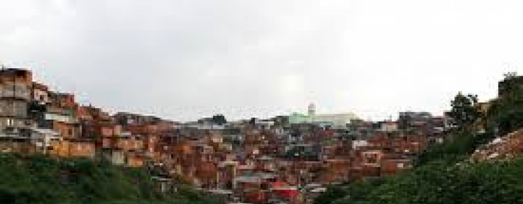 Avanza grave incendio en favela Sapopamba de San Pablo