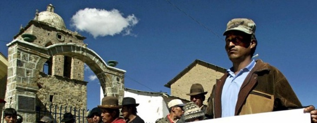 Turba retiene a decenas de polic�as por muerte de cocalero en Bolivia