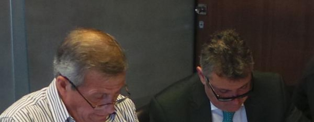 Tab�rez firm� su nuevo contrato con la AUF hasta Rusia 2018