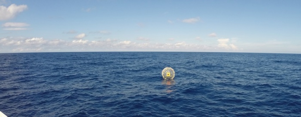 Rescataron a un hombre que flotaba dentro de una burbuja gigante en costas de Florida