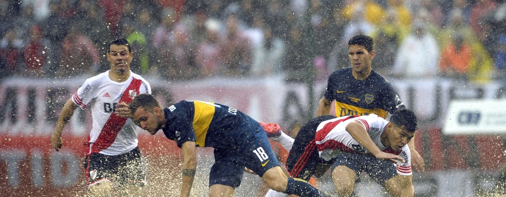 River y Boca empataron 1-1 en un cl�sico jugado bajo agua