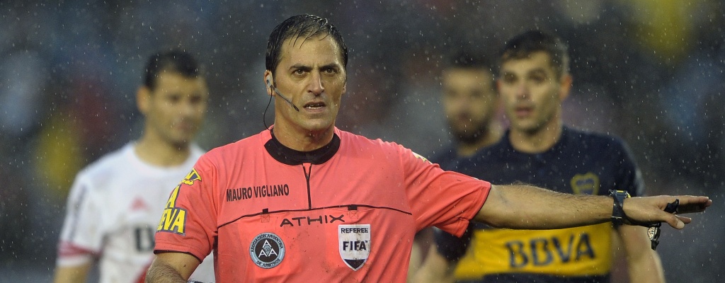 Arbitro del supercl�sico en Argentina sancionado con dos partidos
