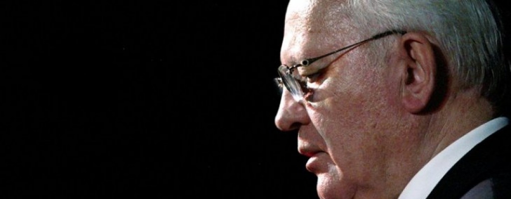 Gorbachov, hospitalizado, dice estar "bien vivo"