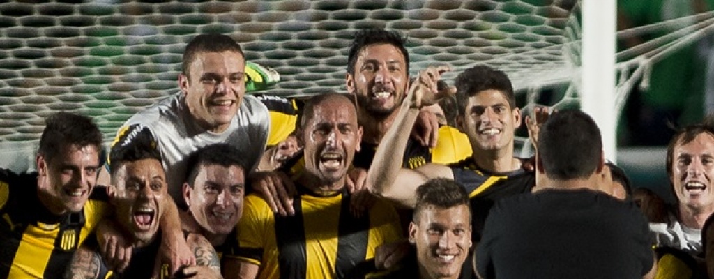 Pe�arol golea a Atenas y sigue prendido en el Apertura uruguayo