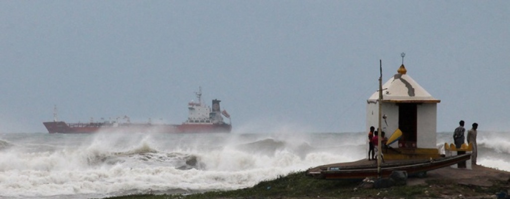 Tres muertos y 370 mil evacuados en India al paso de cicl�n Hudhud