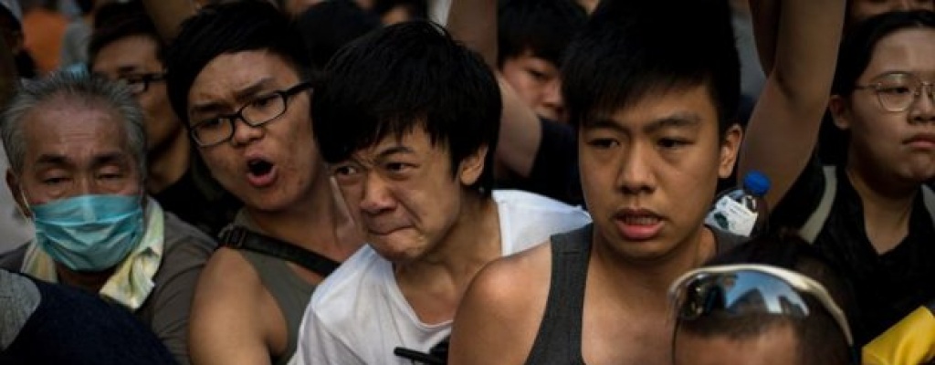 Hong Kong: cientos de enmascarados chocaron con los manifestantes pro democracia