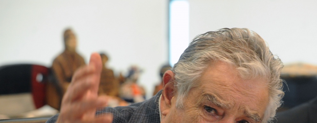 Mujica proclam� al FA ganador y con mayor�as; Pidi� recordar "c�mo le fue al Uruguay" cuando no las ten�a