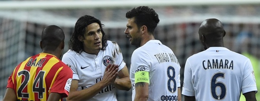 Cavani marc� para el triunfo del PSG y fue expulsado en el festejo