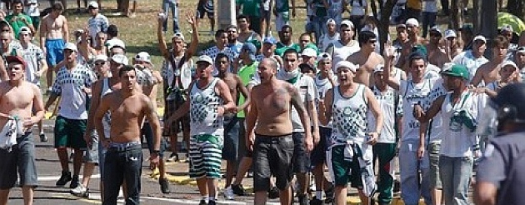 Un muerto y tres heridos tras pelea de barras en Santos - Palmeiras