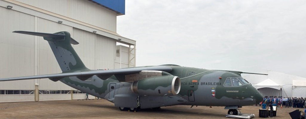 Presentan prototipo de primer avi�n carguero militar en Brasil 