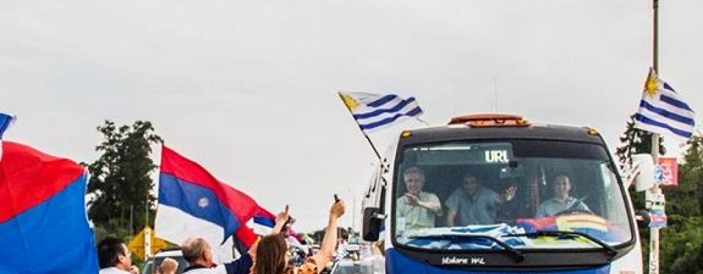 Militantes frenteamplistas denunciaron agresi�n de polic�a que manejaba cami�n del Partido Colorado