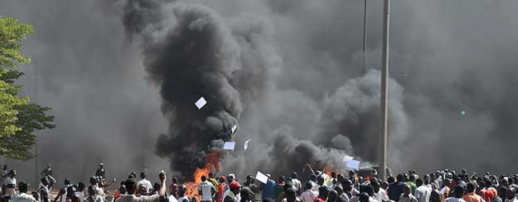 Manifestantes incendian el Parlamento en Burkina Faso