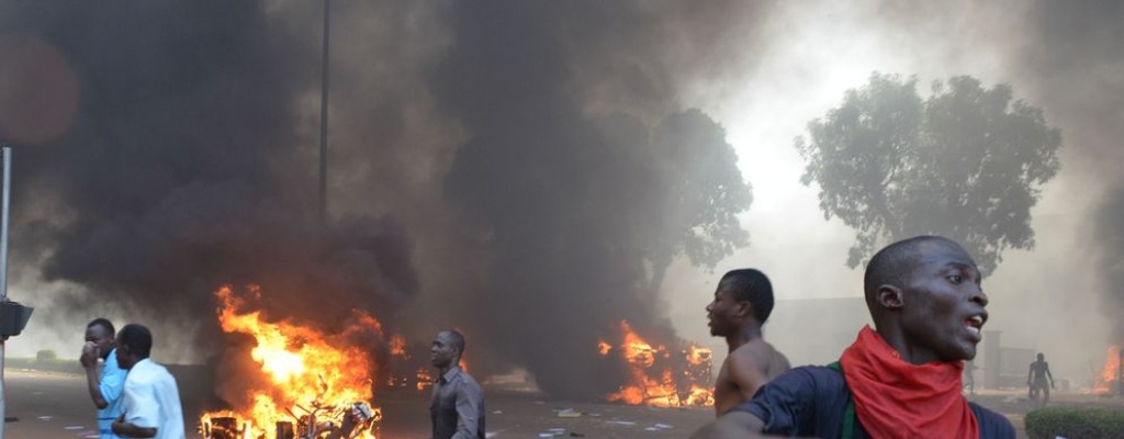 El presidente de Burkina Faso abandon el poder ante el clamor de la calle