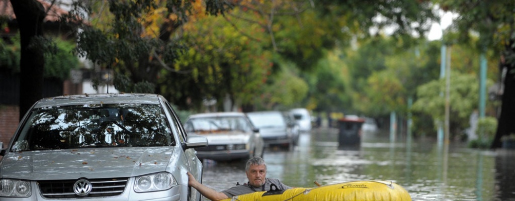 Dos muertos y miles de evacuados por inundaciones en Argentina