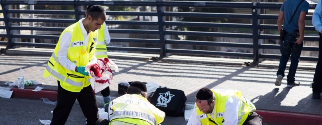 Joven palestino apual a un israel en Tel Aviv en un nuevo ataque terrorista