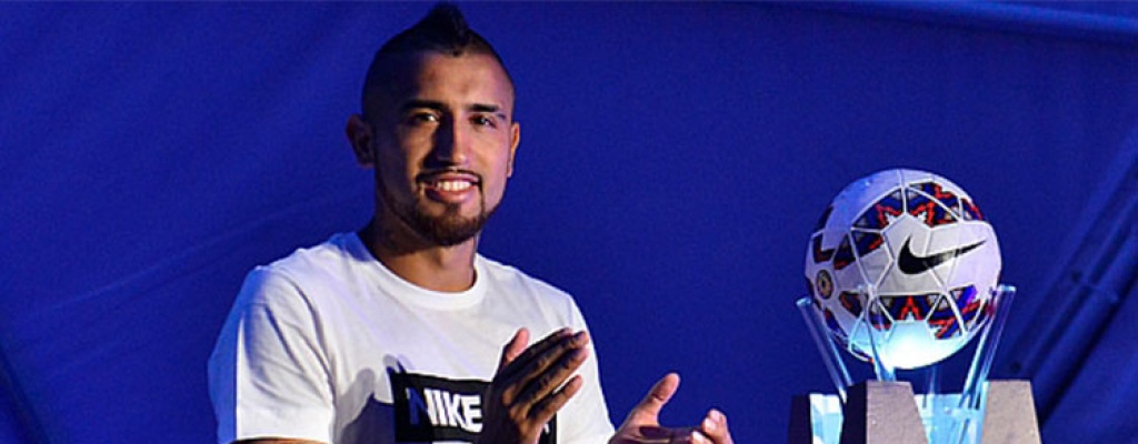 Vidal present a "Cachaa", la pelota de la Copa Amrica 2015
