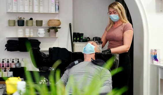 Reabren las peluquer�as alemanas tras dos meses y medio de cierre por covid