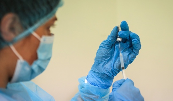 Autoridades instan al primer grupo a vacunarse contra la Covid-19