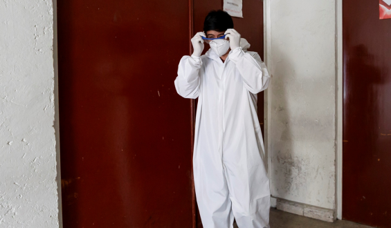 Los casos semanales de COVID suben un 7 % en el mundo y muertes bajan un 6 %