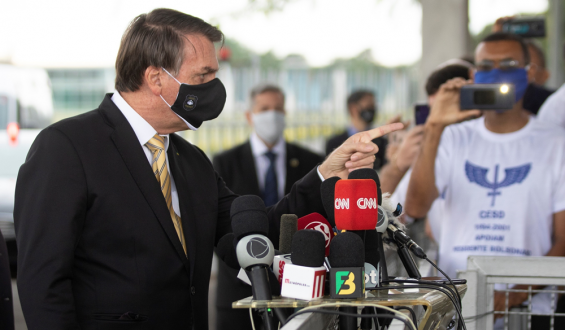 Bolsonaro critica aislamiento social pese a m�s de 2.000 muertos diarios