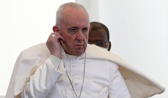 El papa baja el sueldo a los religiosos en el Vaticano, un 10 % a cardenales