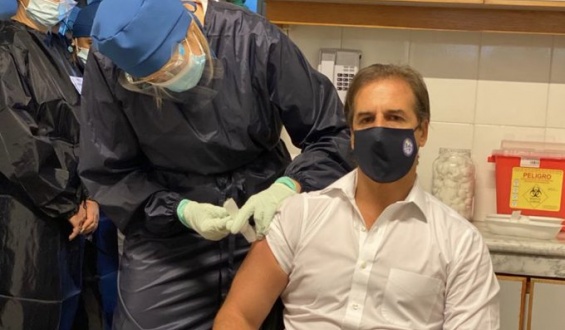 Lacalle Pou recibi� la primera dosis de Sinovac en el Hospital Maciel