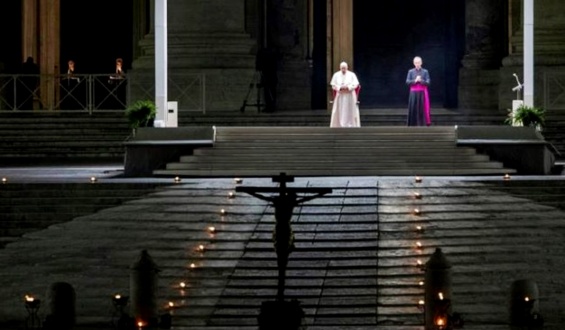 El papa Francisco presidi� el "v�a crucis de los ni�os" en una plaza vaticana desierta