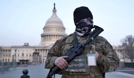 Congresistas lamentan el suceso del Capitolio, con las banderas a media asta