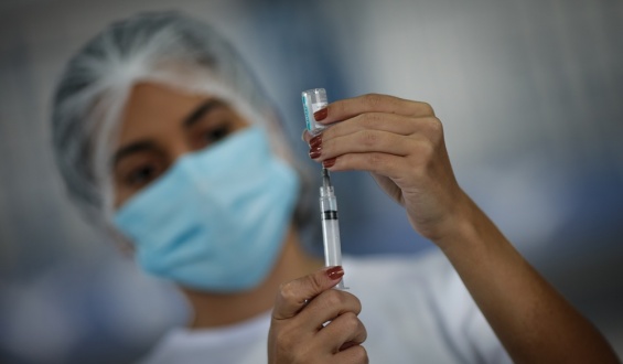 Personas que cancelaron reserva para recibir vacuna de AstraZeneca ir�n �al fondo de la cola"