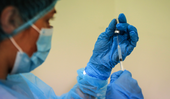 Agendados para vacunarse este viernes 30, previo al 1ro. de mayo, podr�n asistir antes de las 17:00