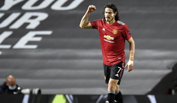 Cavani brilla con dos goles y dos asistencias