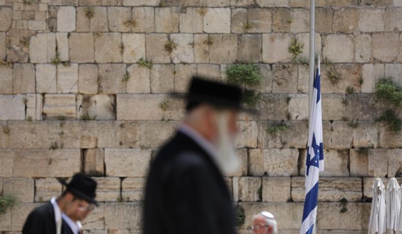 Banderas a media asta en Israel por la tr�gica estampida que dej� 45 muertos